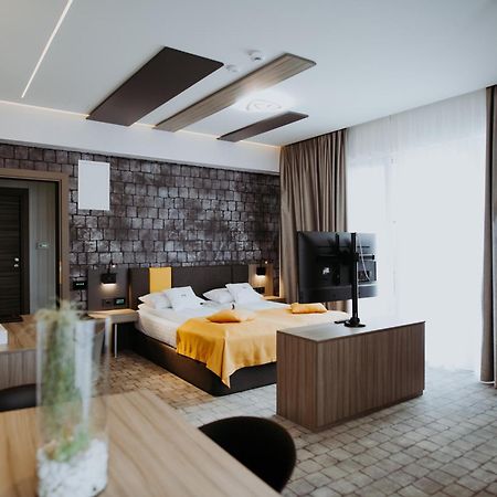 Hotel Epic Centrum Cisnădie Bagian luar foto