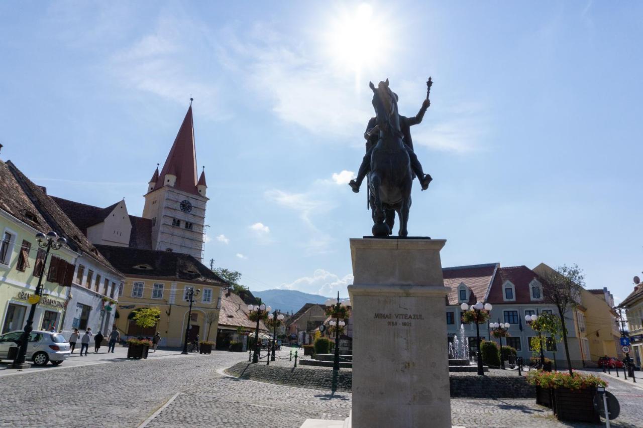 Hotel Epic Centrum Cisnădie Bagian luar foto